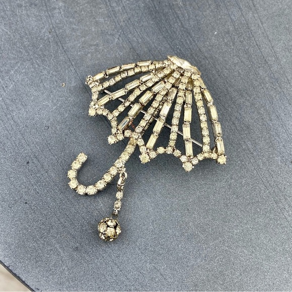 Adorable Vintage Pave Umbrella Rhinestone Brooch Rainy Day Spring Pin Raindrop - Picture 5 of 5